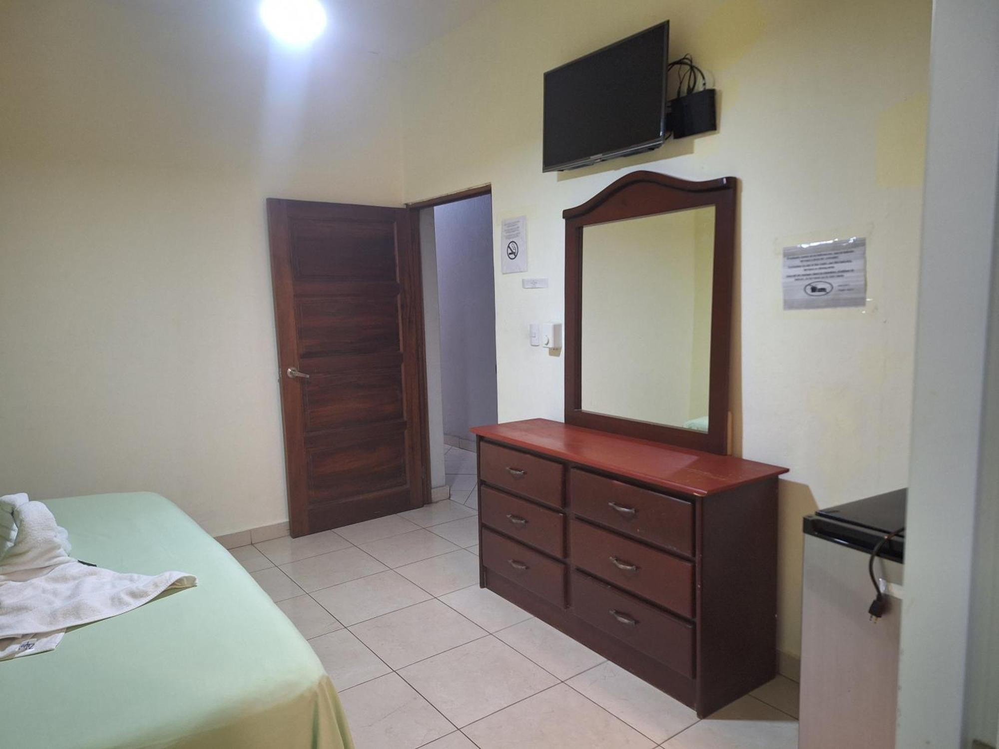 Hotel Enrique I Gazcue, Bed And Breakfast Santo Domingo Buitenkant foto
